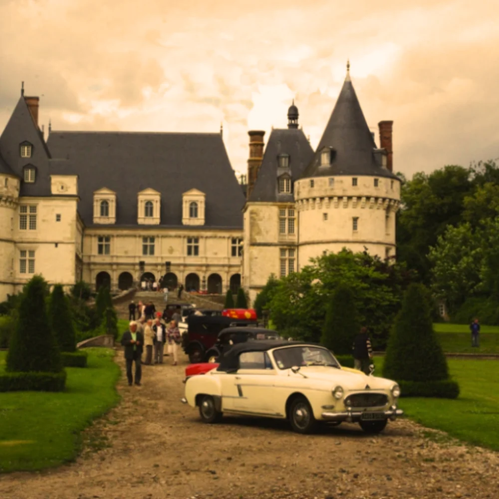 Châteaux avec des voitures Anciennes Voitures Des Blanches Falaises